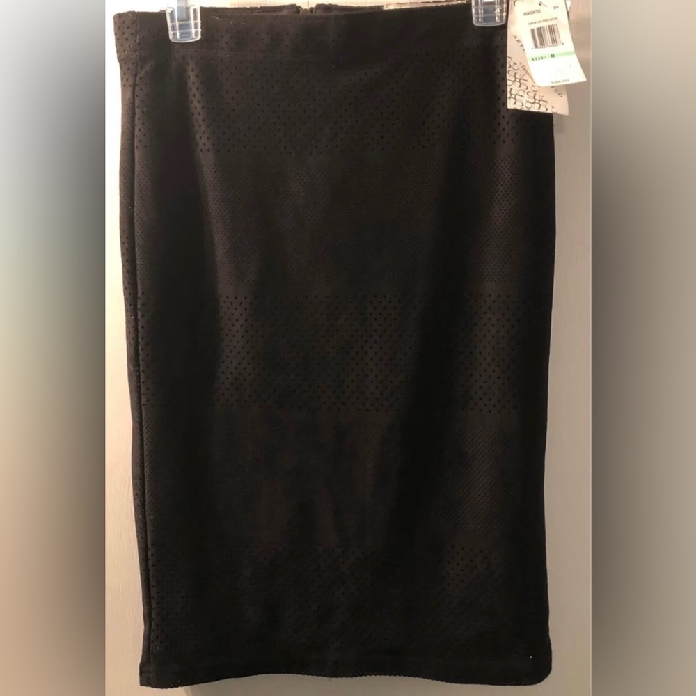 Elegant Black Women's Faux Suede NEW, Artisan Crafted By Democracy Skirt Size 8